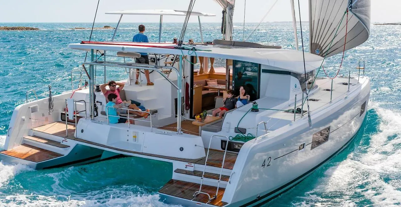 Botel Luxury Catamaran Lagoon 42, Ac & Gn Split